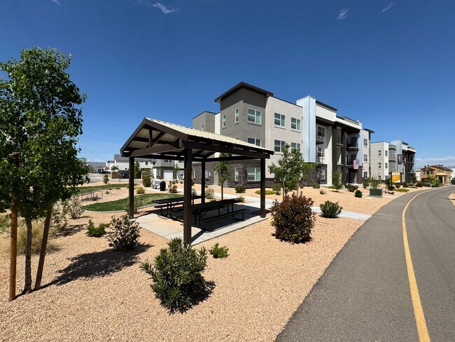 Building Photo - Desert Color Condo! Furnished!