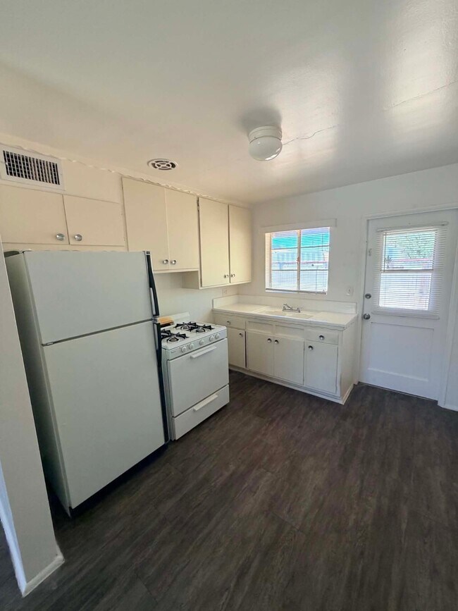 Foto del edificio - 3571 E 3rd St