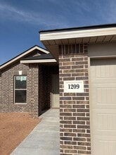Building Photo - 1209 Cottonwood Ave