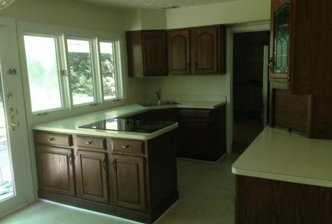 Building Photo - 15910 Pointer Ridge Dr