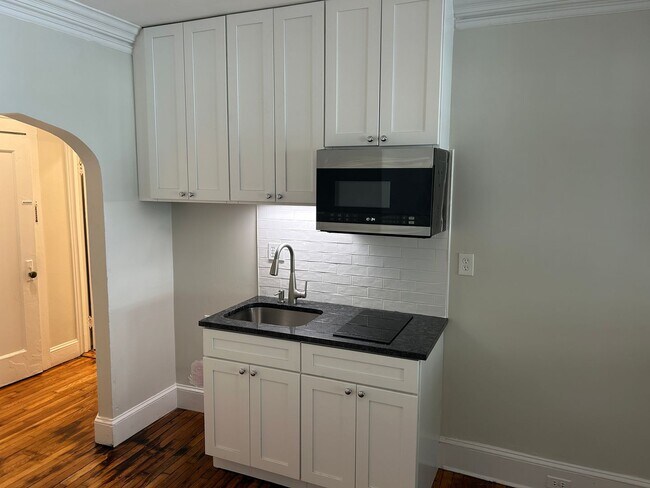 Foto del edificio - Newly renovated studio in a prime location along the Green Line in Brighton.