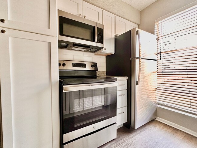 Building Photo - University Quarters - 1 Bed 1 Bath!!