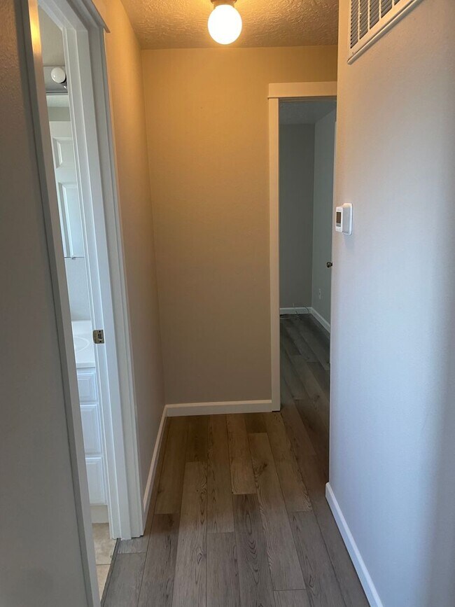 Building Photo - Cute 3 Bed 1 Bath Duplex