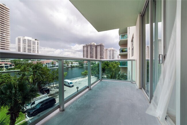 Foto del edificio - 19390 Collins Ave