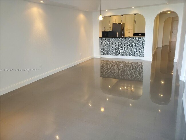 Foto del edificio - 10770 NW 66th St