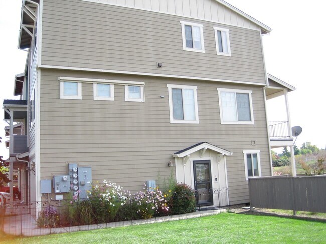 Building Photo - Modern and Spacious Town Home for Rent
