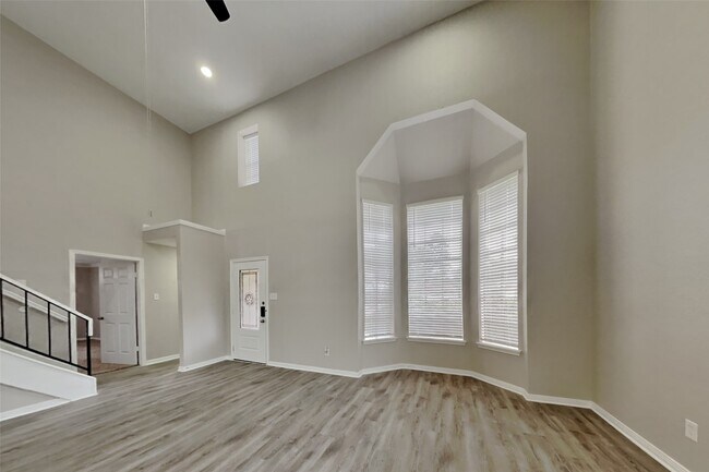 Building Photo - 8718 Pines Pl Dr