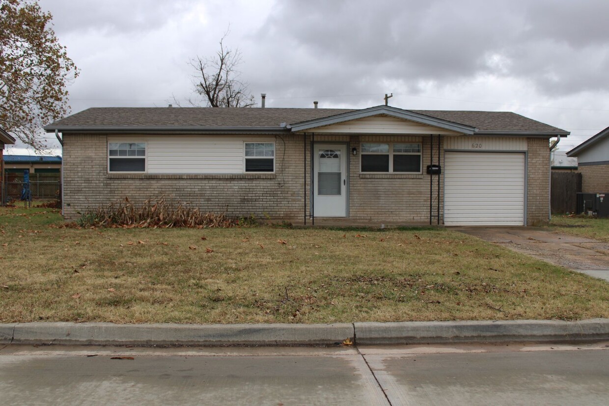 Primary Photo - 4 bed, 2 bath - In Moore!