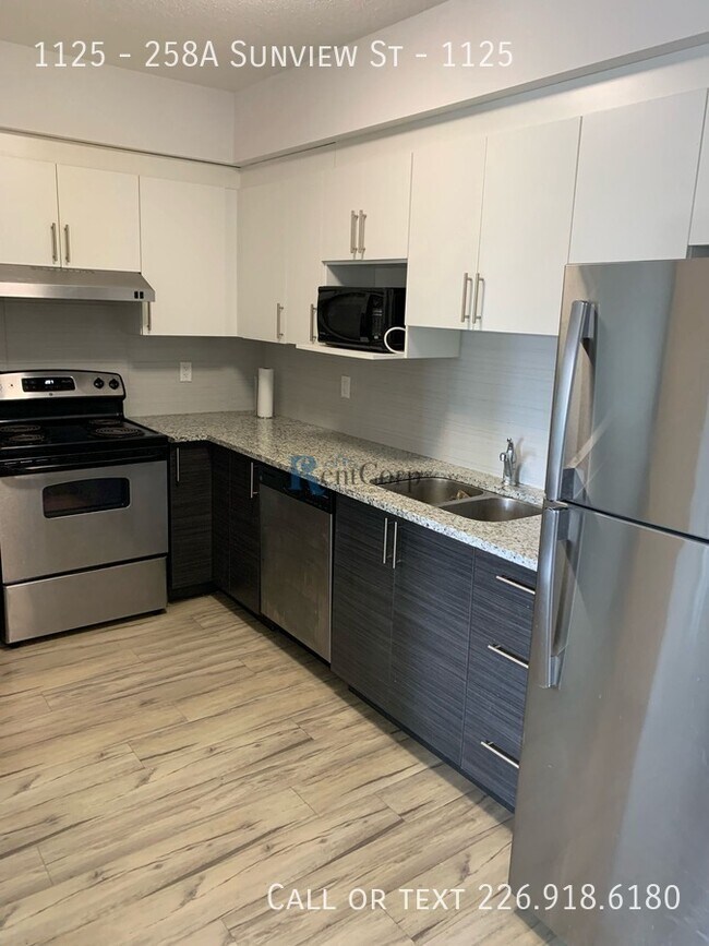 Building Photo - 258A-258A Sunview St