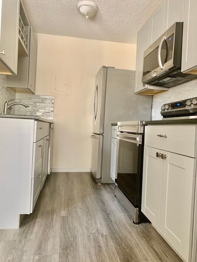 Foto del edificio - BEAUTIFUL One Bed on Madison Ave, Close to Campus! Corner Unit