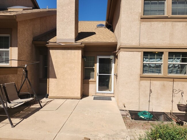 Building Photo - Large Townhome at Vickers and Academy!