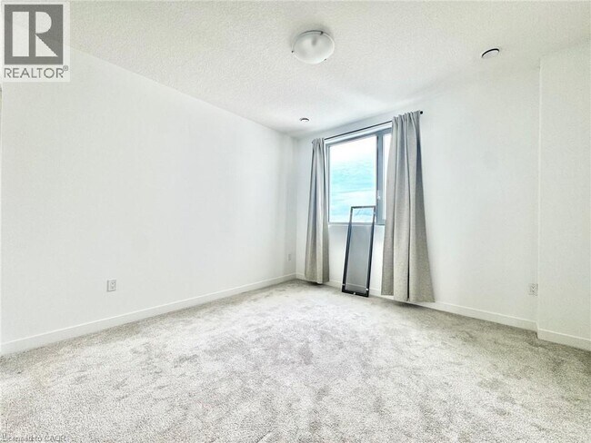 Photo du bâtiment - 1438 Highland Rd W