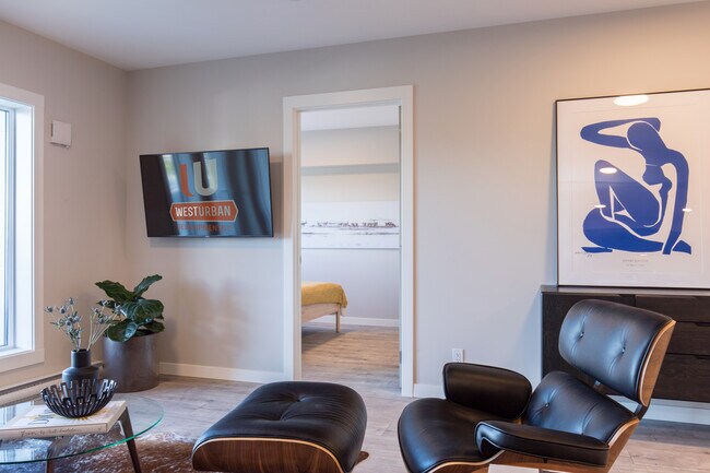 Photo du bâtiment - 2036 South Island Highway