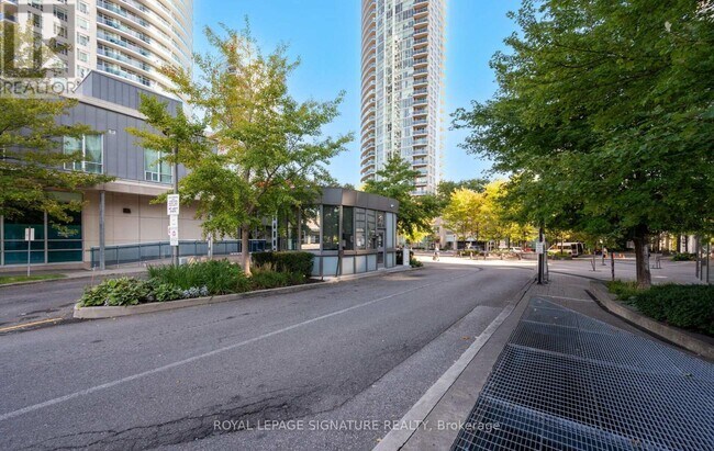 Photo du bâtiment - 60 Absolute Ave