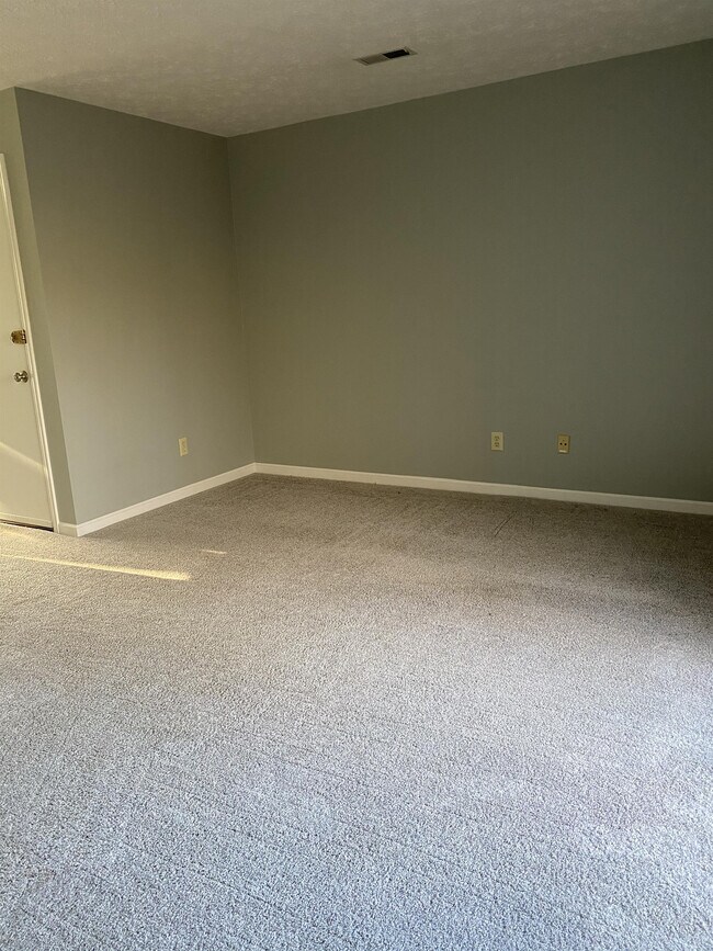 Foto del edificio - 646 Shadywood Ln