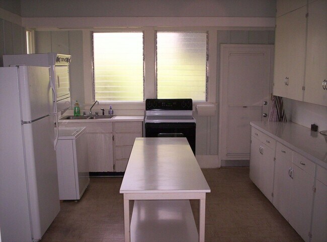 Building Photo - Make this your next home