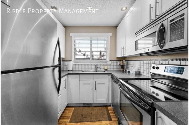 Photo du bâtiment - SPACIOUS 2 BEDS, 1.5 BATHS TOWNHOUSE | Massive Master Suite & Direct Green Space Access