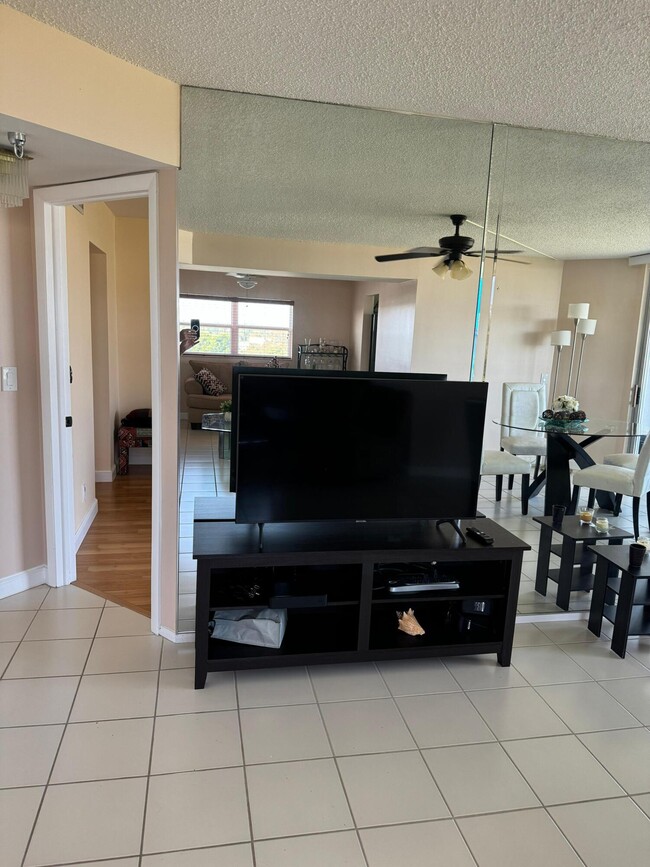 Building Photo - 3465 Via Poinciana