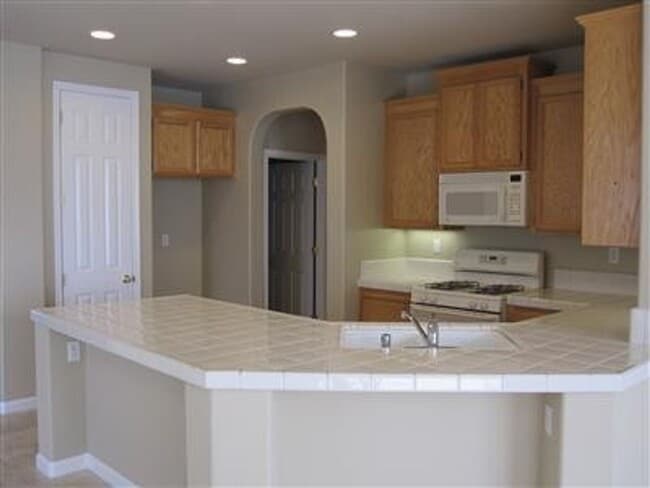 Building Photo - Beautiful Home!  4 bedrooms 2bath.