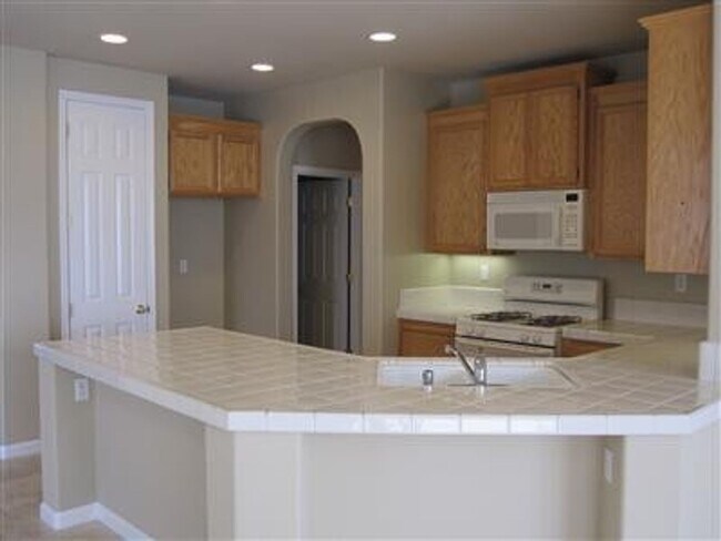 Foto del edificio - Beautiful Home!  4 bedrooms 2bath.
