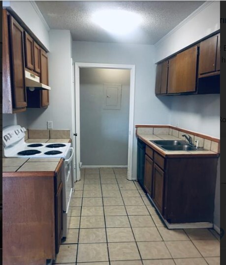 Kitchen - 408 S Marigny Cir