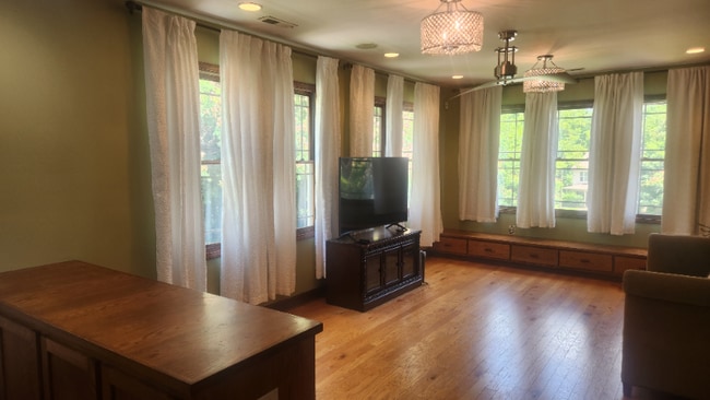Building Photo - 428 Breezewood Dr