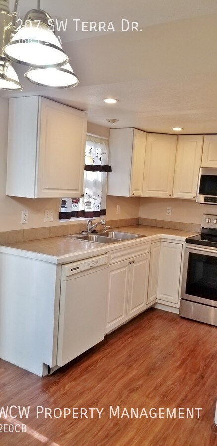 Building Photo - Totally updated ranch style home! Super pr...