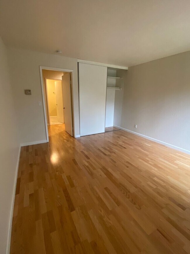 Building Photo - Move in SPECIAL ! Spacious 2 Bedroom 2 Bath!
