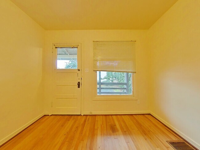 Foto del edificio - 1 Bedroom Triplex ~ Close to Campus ~ Cat ...