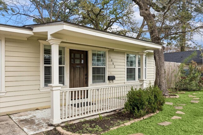 Foto del edificio - 1062 W 41st St