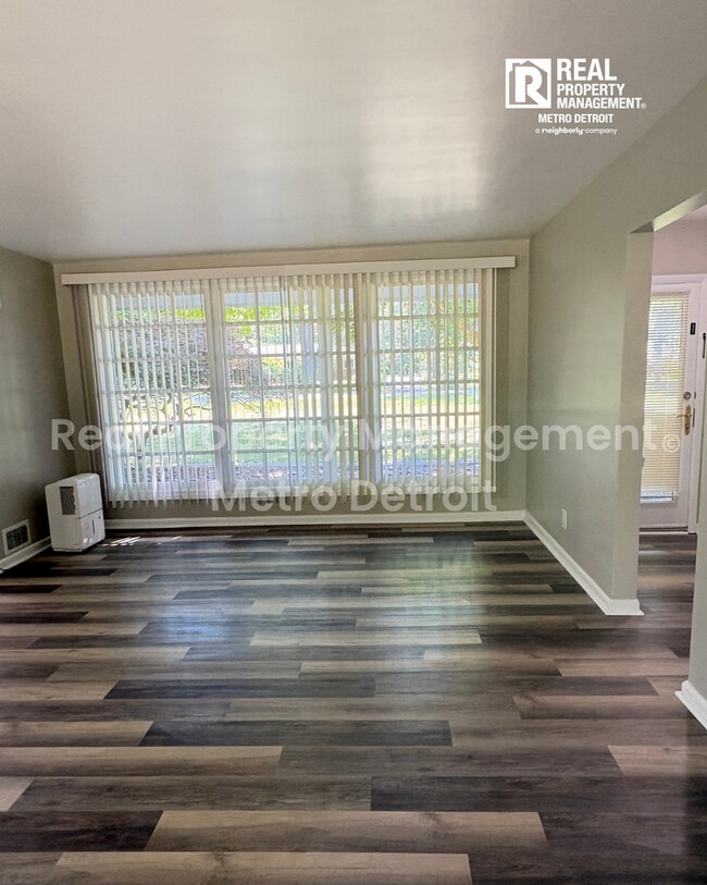 Building Photo - 3-Bedroom Single-Family Home in Beverly Hills, Michigan