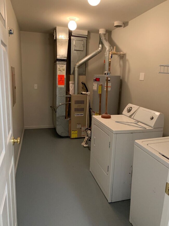 Foto del edificio - BEAUTIFUL SPACIOUS 2 BEDRM, 2 BATH CONDO W/ATTACHED GARAGE