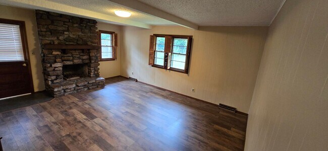 Building Photo - 3 Bedroom 2 Bathroom home near Cowden Elementary for $1395!