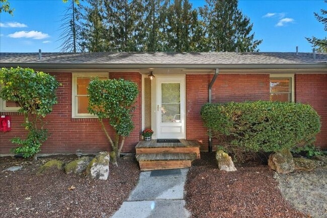 Foto del edificio - West Slope Charmer With Hardwood Floor - W...