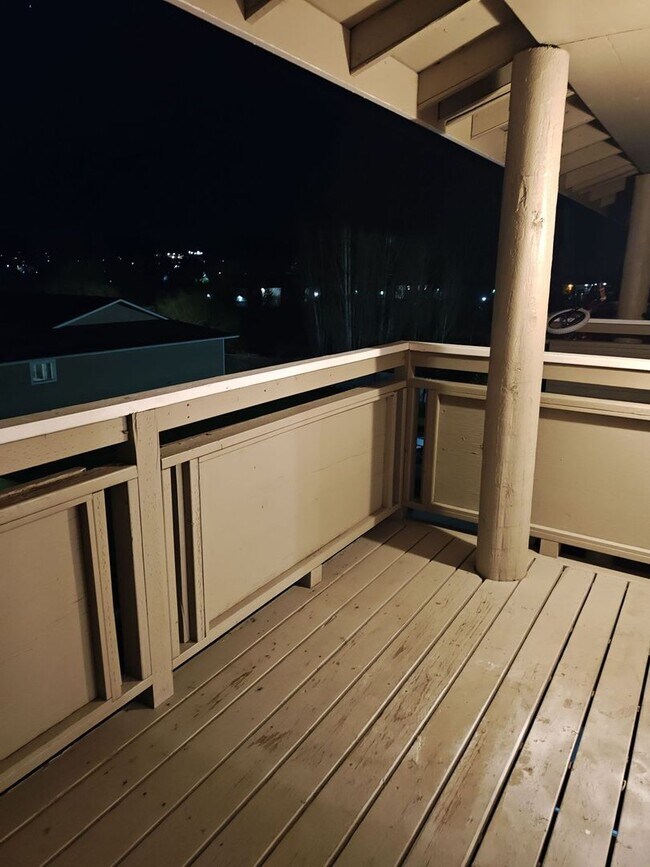 Building Photo - Newly Renovated with Washer and Dryer, Balcony and elevator