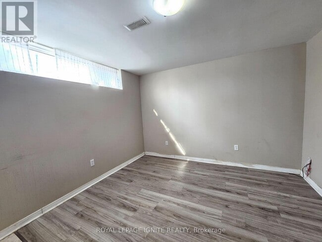 Building Photo - 48 Roseglor Crescent