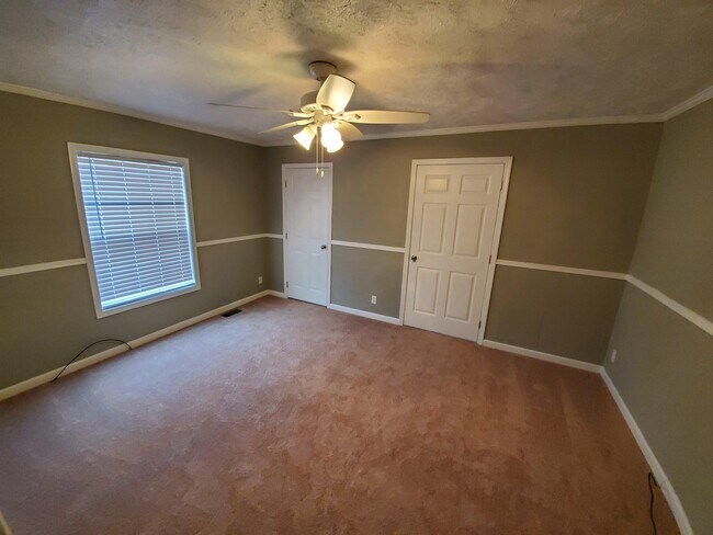 Foto del edificio - 201 Hickory Ct
