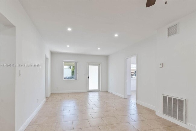 Building Photo - 3916 SW 58th Ave