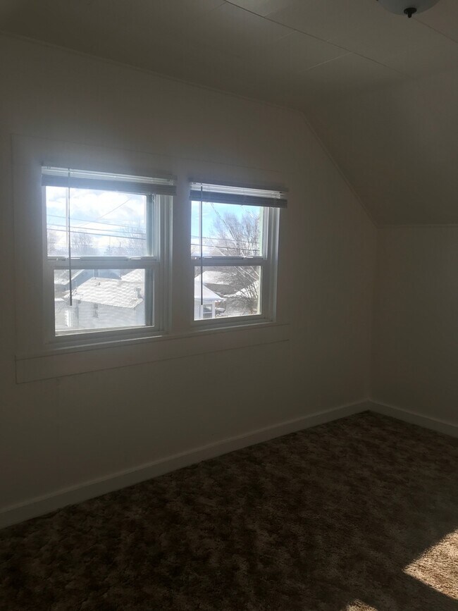 Foto del edificio - 1 Bedroom, 1 Bathroom Upstairs Apartment -...