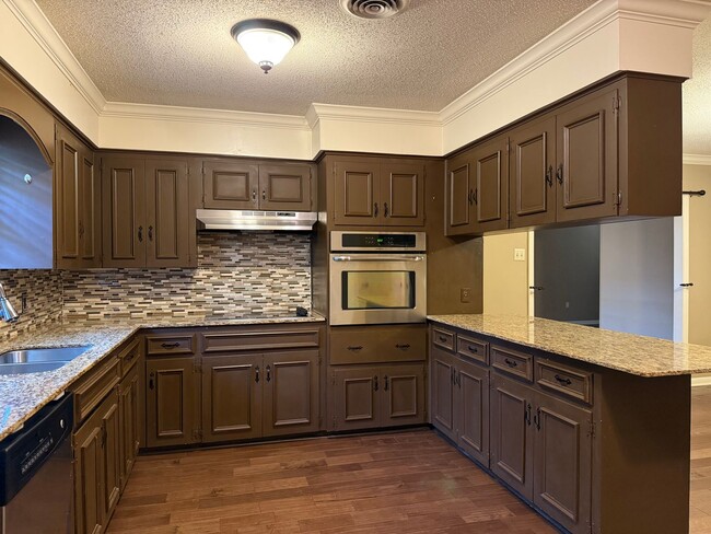 Building Photo - 823 N Bryan St