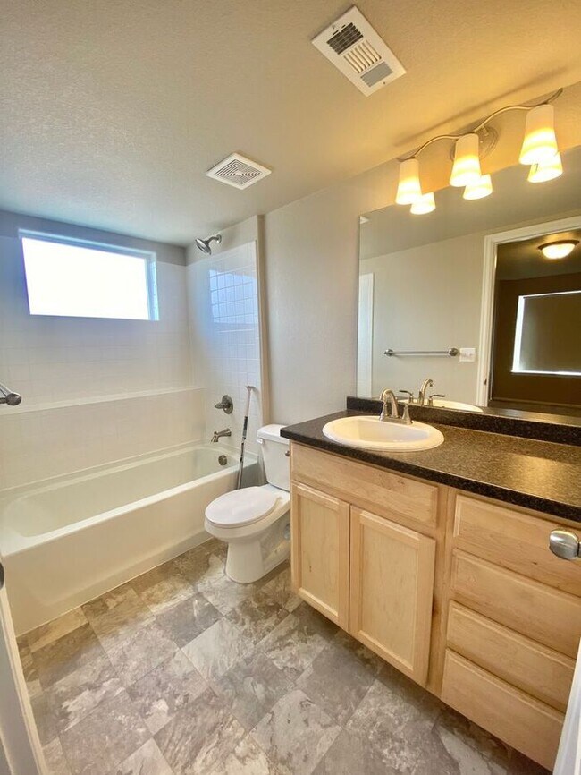 Foto del edificio - West Greeley Spacious Townhome!