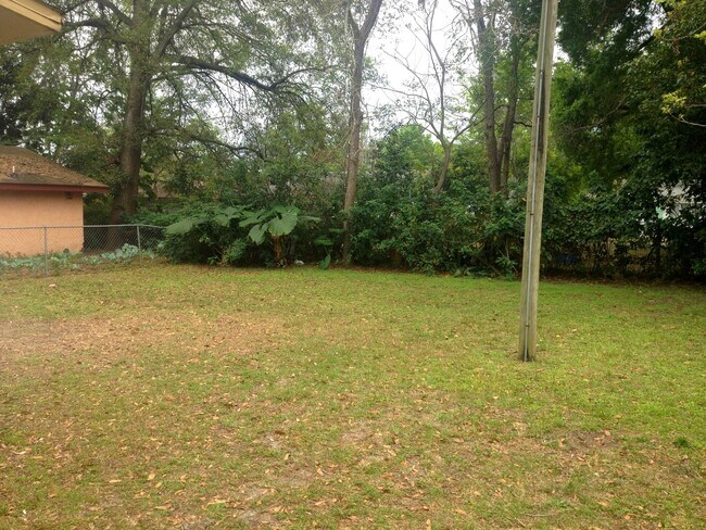 Building Photo - 1028 W 11th St