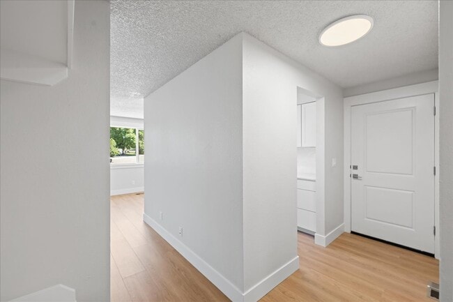 Building Photo - 1309 W Maple Ave