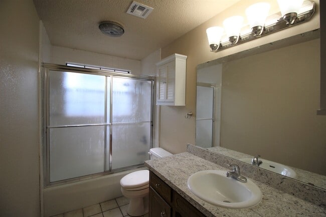 Building Photo - Spacious 3 Bed 2 Bath In Edmond