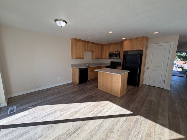 Foto del edificio - 4 Bedroom 2.5 bath Duplex