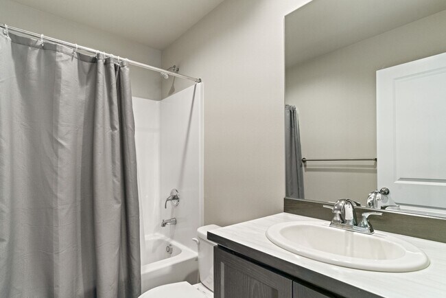 Foto del edificio - Newly 3 Bedroom 2 Bath, 2 Car Attached Garage