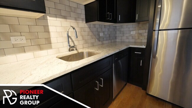 Foto del edificio - 2203 W Eastwood Ave