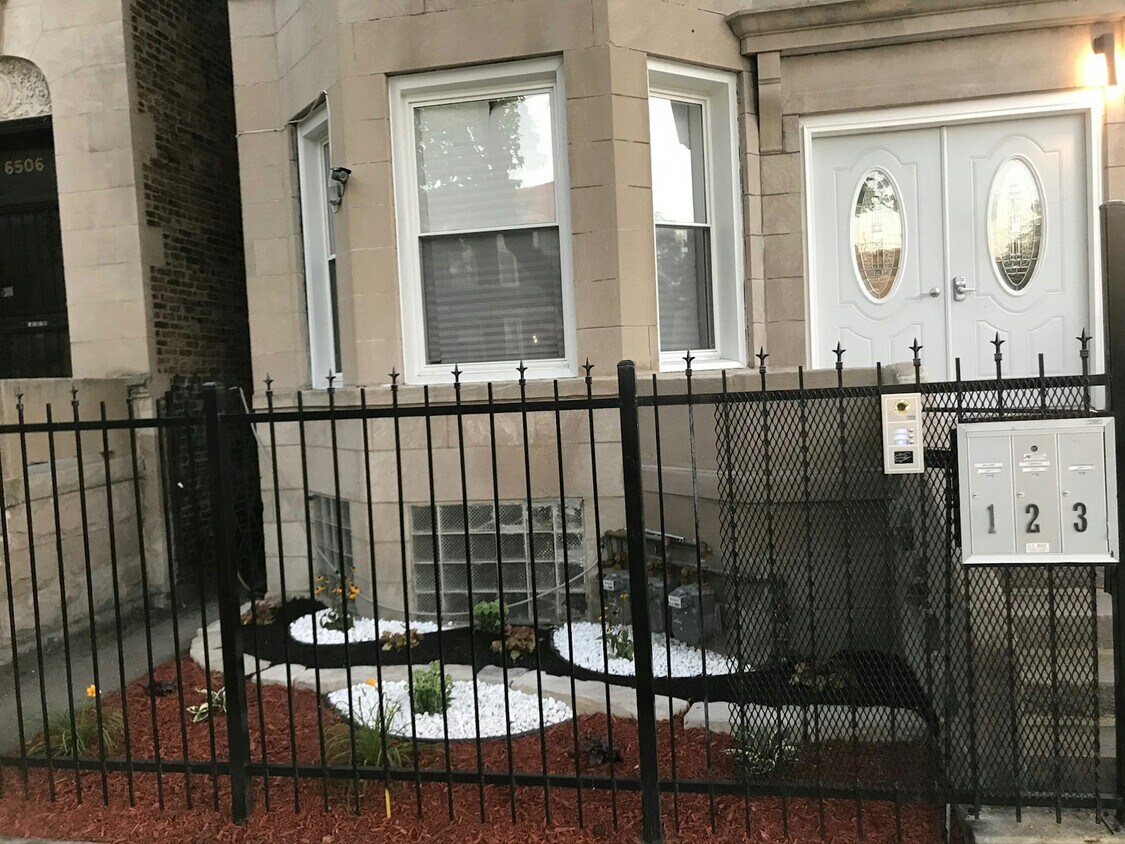 Foto principal - 6504 S Maryland Ave