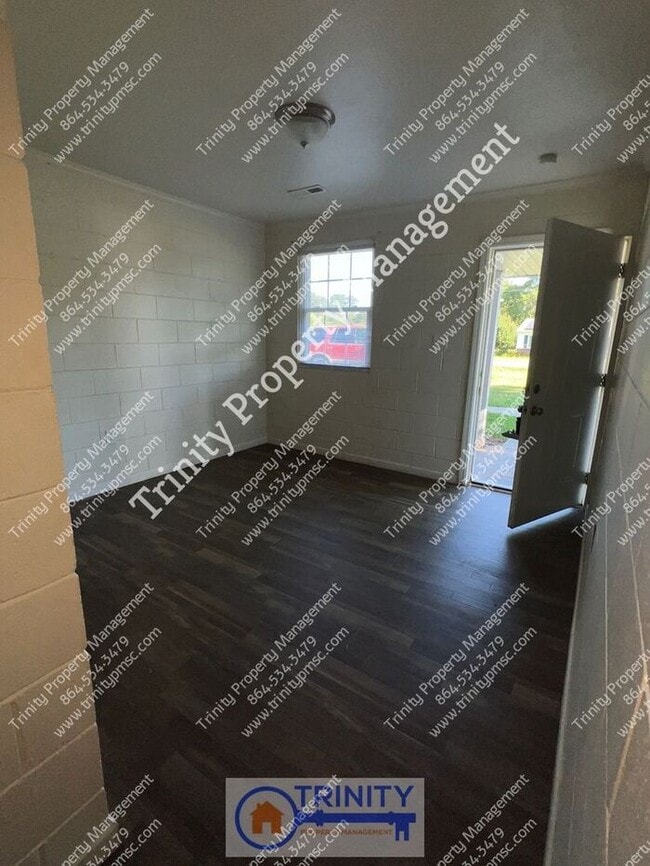 Building Photo - **Section 8 Accepted** Cozy Two Bedroom