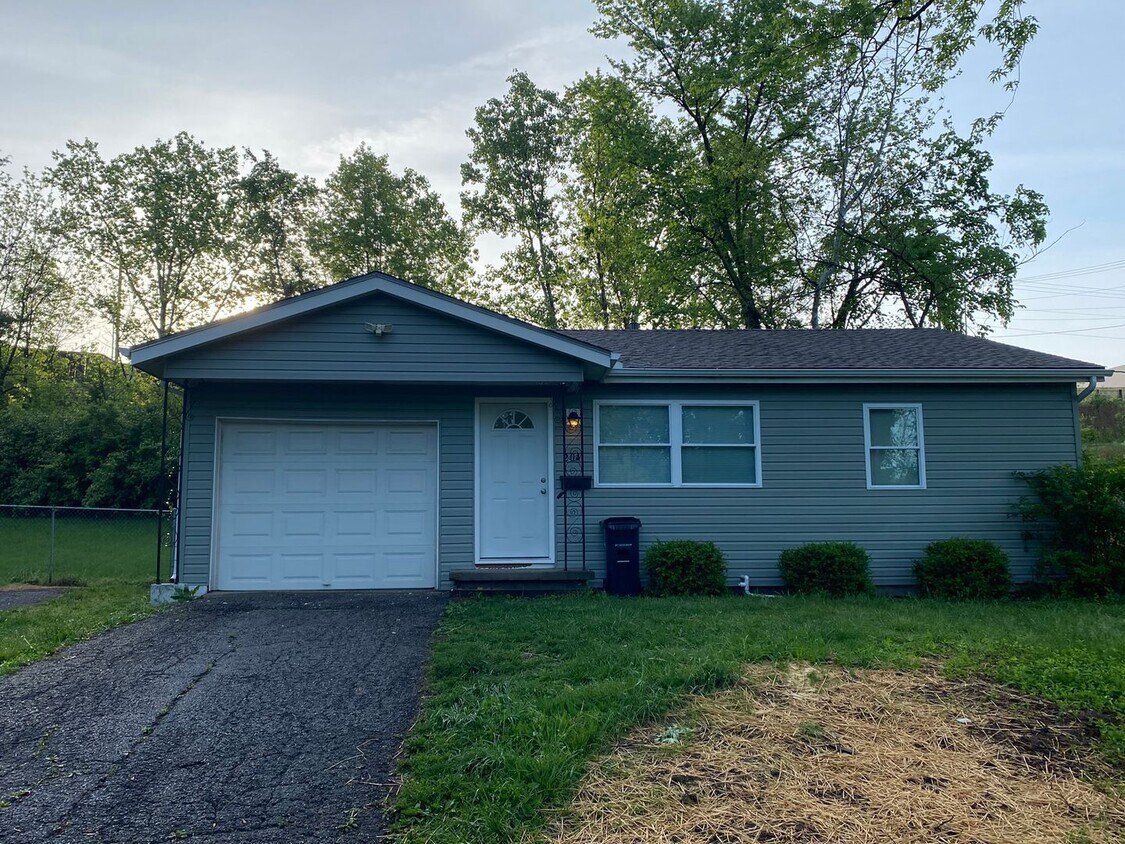 Foto principal - Convenient 2BR Rental Near Amenities: Your...